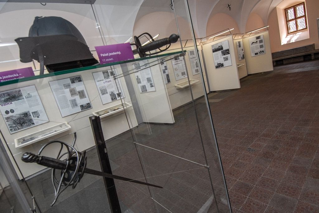 Nejdůležitější momenty z historie města ukazuje nová výstava v mázhauzu plzeňské radnice nazvaná Plzeň – prvních pět století. Na dvaceti textových panelech provede nová expozice návštěvníka obdobím před založením původní Plzně až po rok 1788, tedy po období josefínských a tereziánských reforem. Texty doplňují snímky archiválií, vedut i staveb, vystaveny jsou i předměty jako například kachel s motivem plzeňského znaku z let 1434 až 1466 a další. (foto: 4.8.2015)