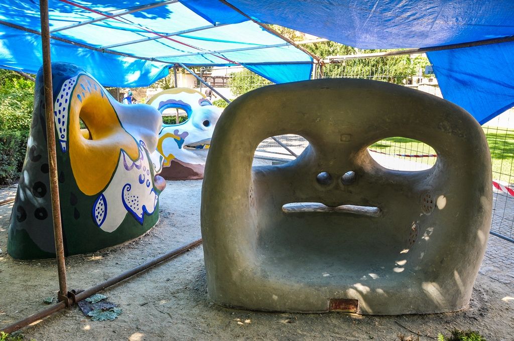 Opravě tří uměleckých plastik mohou v těchto dnech přihlížet Plzeňané i turisté procházející Mlýnskou strouhou v sadovém okruhu v centru města. Interaktivní sochy – hlavy, jež symbolizující matku-kouzelnici, dceru-ptáka a syna-rybu, prochází obnovou. Na ní se podílí i výtvarnice Tereza Damcová, autorka soch. (foto: 5.8.2015)