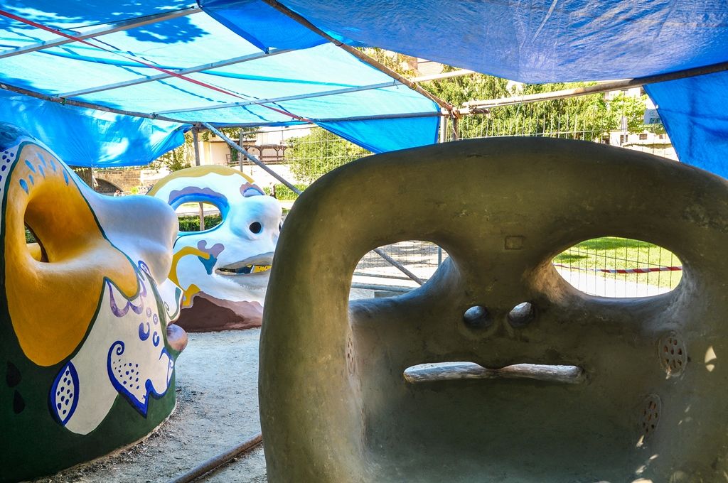 Opravě tří uměleckých plastik mohou v těchto dnech přihlížet Plzeňané i turisté procházející Mlýnskou strouhou v sadovém okruhu v centru města. Interaktivní sochy – hlavy, jež symbolizující matku-kouzelnici, dceru-ptáka a syna-rybu, prochází obnovou. Na ní se podílí i výtvarnice Tereza Damcová, autorka soch. (foto: 5.8.2015)