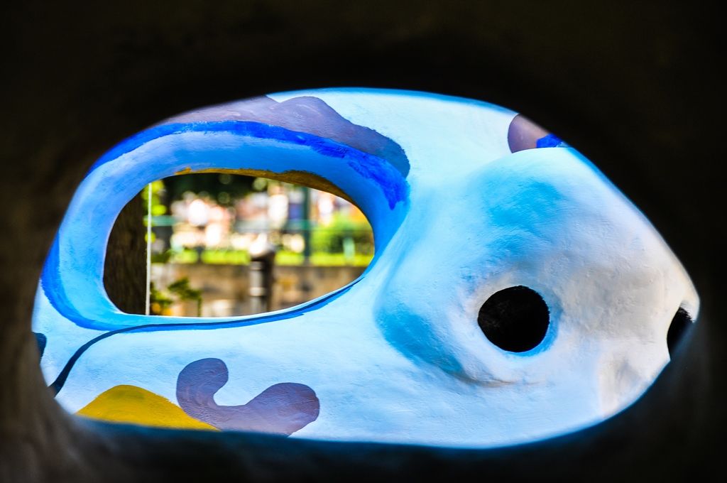 Opravě tří uměleckých plastik mohou v těchto dnech přihlížet Plzeňané i turisté procházející Mlýnskou strouhou v sadovém okruhu v centru města. Interaktivní sochy – hlavy, jež symbolizující matku-kouzelnici, dceru-ptáka a syna-rybu, prochází obnovou. Na ní se podílí i výtvarnice Tereza Damcová, autorka soch. (foto: 5.8.2015)