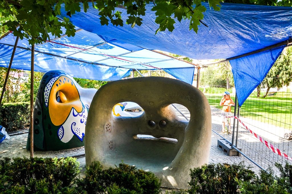 Opravě tří uměleckých plastik mohou v těchto dnech přihlížet Plzeňané i turisté procházející Mlýnskou strouhou v sadovém okruhu v centru města. Interaktivní sochy – hlavy, jež symbolizující matku-kouzelnici, dceru-ptáka a syna-rybu, prochází obnovou. Na ní se podílí i výtvarnice Tereza Damcová, autorka soch. (foto: 5.8.2015)