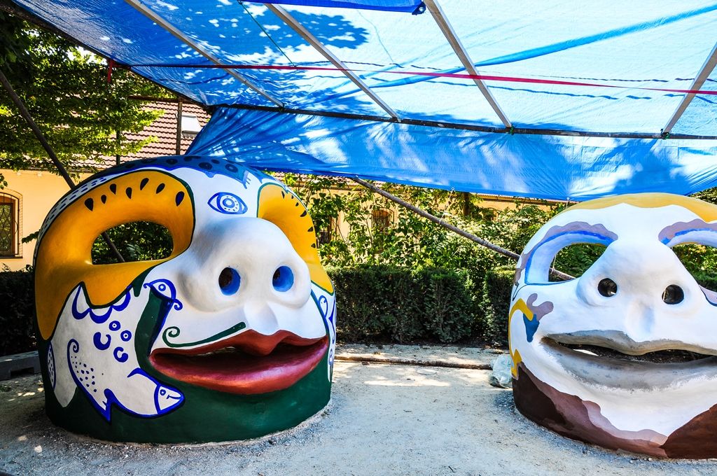 Opravě tří uměleckých plastik mohou v těchto dnech přihlížet Plzeňané i turisté procházející Mlýnskou strouhou v sadovém okruhu v centru města. Interaktivní sochy – hlavy, jež symbolizující matku-kouzelnici, dceru-ptáka a syna-rybu, prochází obnovou. Na ní se podílí i výtvarnice Tereza Damcová, autorka soch. (foto: 5.8.2015)