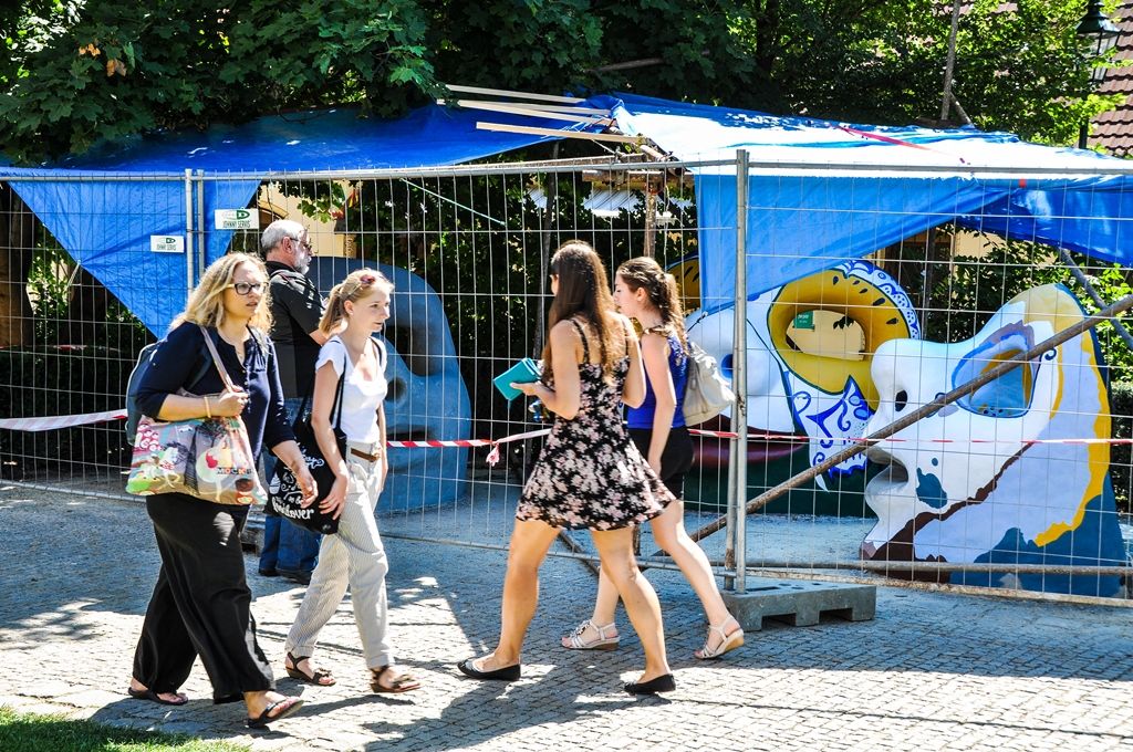 Opravě tří uměleckých plastik mohou v těchto dnech přihlížet Plzeňané i turisté procházející Mlýnskou strouhou v sadovém okruhu v centru města. Interaktivní sochy – hlavy, jež symbolizující matku-kouzelnici, dceru-ptáka a syna-rybu, prochází obnovou. Na ní se podílí i výtvarnice Tereza Damcová, autorka soch. (foto: 5.8.2015)