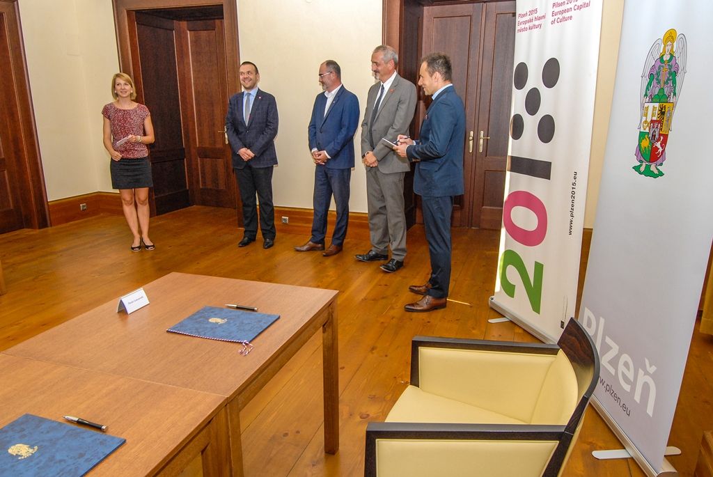 Na spolupráci v osmi oblastech se dohodly město Plzeň a společnost Plzeňský Prazdroj. Memorandum, které upravuje kooperaci v sekci bezpečnosti, životního prostředí, prevence nezodpovědné konzumace alkoholu, při mimořádných událostech i v dalších oblastech, dnes (14.8.2015) podepsali primátor města Martin Zrzavecký a generální ředitel Plzeňského Prazdroje Paolo Lanzarotti. Obě strany prohlášení poprvé přijaly v roce 2007, od té doby jej každoročně aktualizují pro společné priority daného roku.