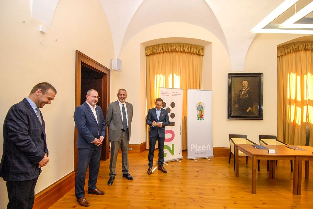 Na spolupráci v osmi oblastech se dohodly město Plzeň a společnost Plzeňský Prazdroj. Memorandum, které upravuje kooperaci v sekci bezpečnosti, životního prostředí, prevence nezodpovědné konzumace alkoholu, při mimořádných událostech i v dalších oblastech, dnes (14.8.2015) podepsali primátor města Martin Zrzavecký a generální ředitel Plzeňského Prazdroje Paolo Lanzarotti. Obě strany prohlášení poprvé přijaly v roce 2007, od té doby jej každoročně aktualizují pro společné priority daného roku.
