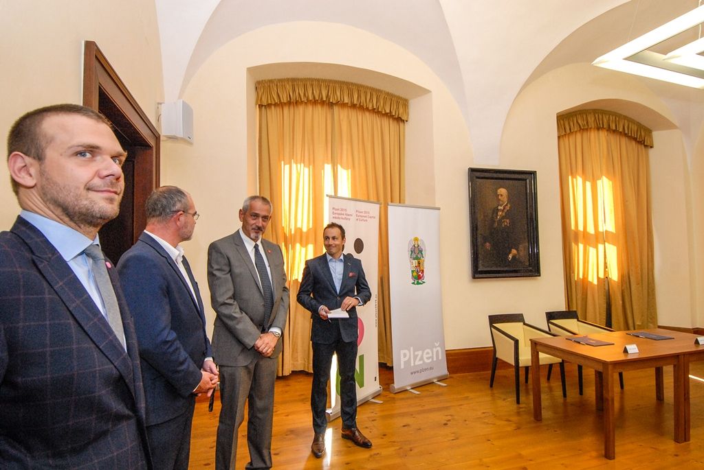 Na spolupráci v osmi oblastech se dohodly město Plzeň a společnost Plzeňský Prazdroj. Memorandum, které upravuje kooperaci v sekci bezpečnosti, životního prostředí, prevence nezodpovědné konzumace alkoholu, při mimořádných událostech i v dalších oblastech, dnes (14.8.2015) podepsali primátor města Martin Zrzavecký a generální ředitel Plzeňského Prazdroje Paolo Lanzarotti. Obě strany prohlášení poprvé přijaly v roce 2007, od té doby jej každoročně aktualizují pro společné priority daného roku.