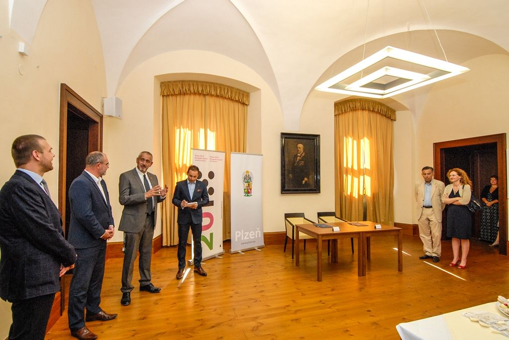 Na spolupráci v osmi oblastech se dohodly město Plzeň a společnost Plzeňský Prazdroj. Memorandum, které upravuje kooperaci v sekci bezpečnosti, životního prostředí, prevence nezodpovědné konzumace alkoholu, při mimořádných událostech i v dalších oblastech, dnes (14.8.2015) podepsali primátor města Martin Zrzavecký a generální ředitel Plzeňského Prazdroje Paolo Lanzarotti. Obě strany prohlášení poprvé přijaly v roce 2007, od té doby jej každoročně aktualizují pro společné priority daného roku.