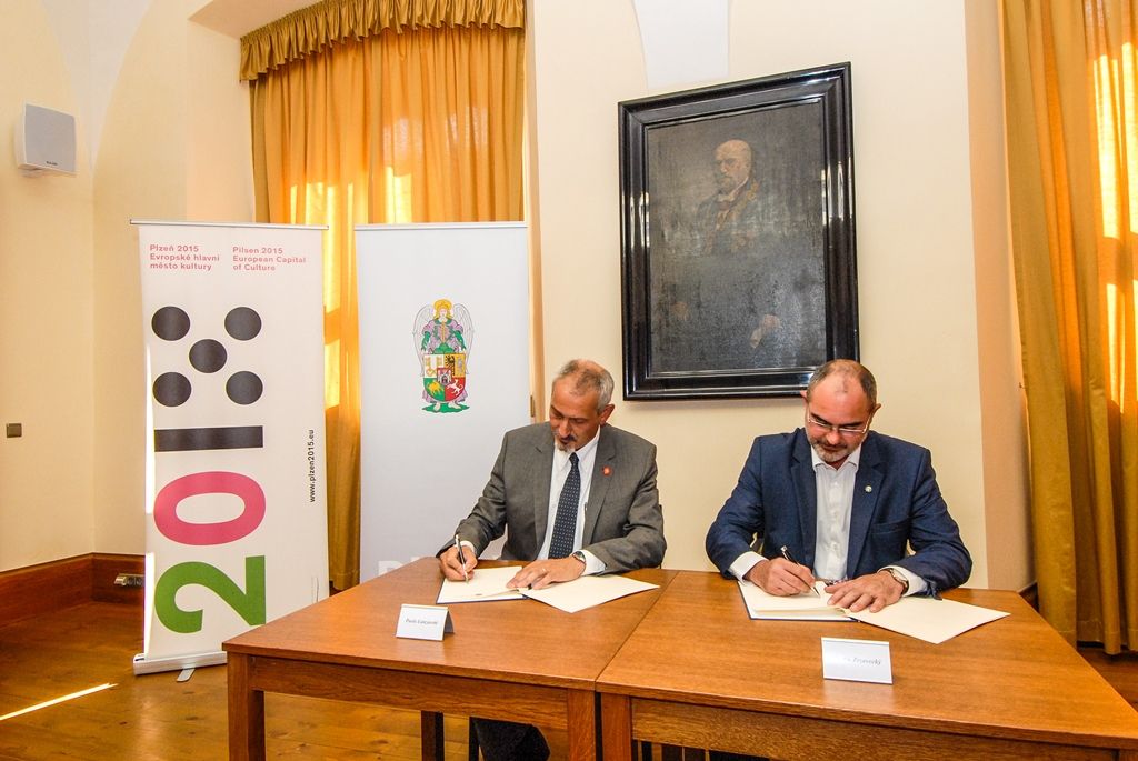 Na spolupráci v osmi oblastech se dohodly město Plzeň a společnost Plzeňský Prazdroj. Memorandum, které upravuje kooperaci v sekci bezpečnosti, životního prostředí, prevence nezodpovědné konzumace alkoholu, při mimořádných událostech i v dalších oblastech, dnes (14.8.2015) podepsali primátor města Martin Zrzavecký a generální ředitel Plzeňského Prazdroje Paolo Lanzarotti. Obě strany prohlášení poprvé přijaly v roce 2007, od té doby jej každoročně aktualizují pro společné priority daného roku.