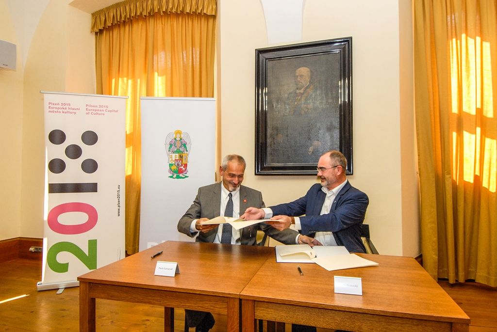 Na spolupráci v osmi oblastech se dohodly město Plzeň a společnost Plzeňský Prazdroj. Memorandum, které upravuje kooperaci v sekci bezpečnosti, životního prostředí, prevence nezodpovědné konzumace alkoholu, při mimořádných událostech i v dalších oblastech, dnes (14.8.2015) podepsali primátor města Martin Zrzavecký a generální ředitel Plzeňského Prazdroje Paolo Lanzarotti. Obě strany prohlášení poprvé přijaly v roce 2007, od té doby jej každoročně aktualizují pro společné priority daného roku.