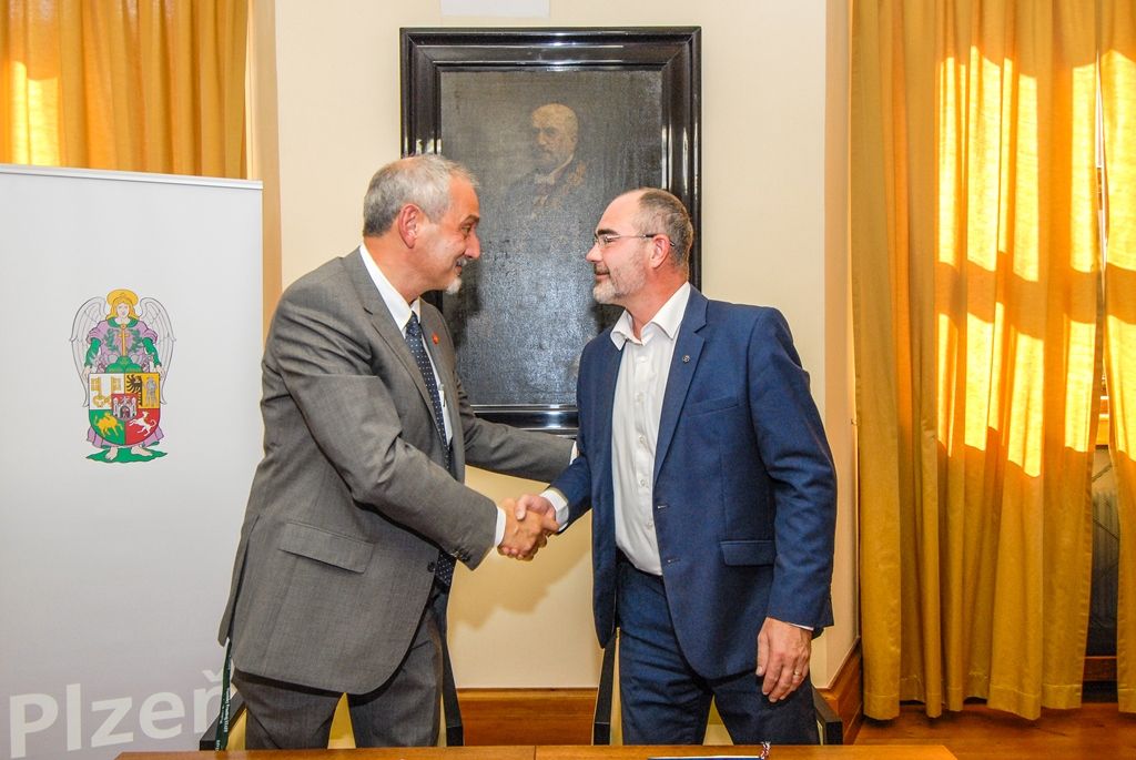 Na spolupráci v osmi oblastech se dohodly město Plzeň a společnost Plzeňský Prazdroj. Memorandum, které upravuje kooperaci v sekci bezpečnosti, životního prostředí, prevence nezodpovědné konzumace alkoholu, při mimořádných událostech i v dalších oblastech, dnes (14.8.2015) podepsali primátor města Martin Zrzavecký a generální ředitel Plzeňského Prazdroje Paolo Lanzarotti. Obě strany prohlášení poprvé přijaly v roce 2007, od té doby jej každoročně aktualizují pro společné priority daného roku.