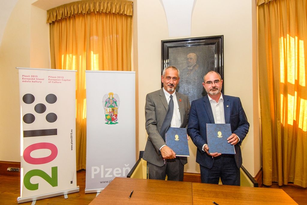 Na spolupráci v osmi oblastech se dohodly město Plzeň a společnost Plzeňský Prazdroj. Memorandum, které upravuje kooperaci v sekci bezpečnosti, životního prostředí, prevence nezodpovědné konzumace alkoholu, při mimořádných událostech i v dalších oblastech, dnes (14.8.2015) podepsali primátor města Martin Zrzavecký a generální ředitel Plzeňského Prazdroje Paolo Lanzarotti. Obě strany prohlášení poprvé přijaly v roce 2007, od té doby jej každoročně aktualizují pro společné priority daného roku.