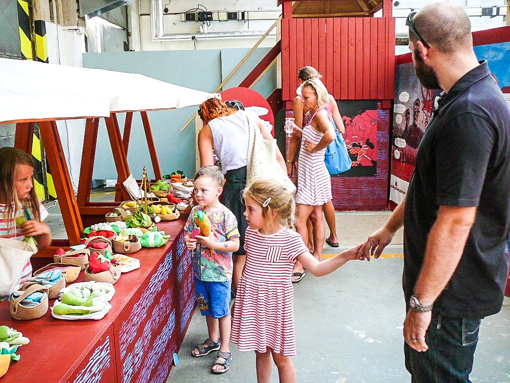 Hravá expozice, v níž děti i dospělí nastoupí do stroje času a cestují historií, je nově otevřena v DEPO2015. Zábavná interaktivní výstava na motivy knihy Historie Evropy přesune návštěvníky do několika epoch, díky kostýmům, prostředí a aktivitám mohou prožít příběhy malých lovců, princezen, řemeslníků, mnichů, vědátorů, disidentů a podobně. Expozice, jež se do Plzně přesouvá ze Sladovny Písek, potrvá do 9. října. (foto: E. Barborková, 14.8.2015)