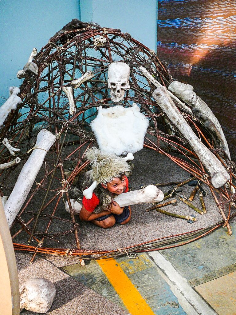 Hravá expozice, v níž děti i dospělí nastoupí do stroje času a cestují historií, je nově otevřena v DEPO2015. Zábavná interaktivní výstava na motivy knihy Historie Evropy přesune návštěvníky do několika epoch, díky kostýmům, prostředí a aktivitám mohou prožít příběhy malých lovců, princezen, řemeslníků, mnichů, vědátorů, disidentů a podobně. Expozice, jež se do Plzně přesouvá ze Sladovny Písek, potrvá do 9. října. (foto: E. Barborková, 14.8.2015)