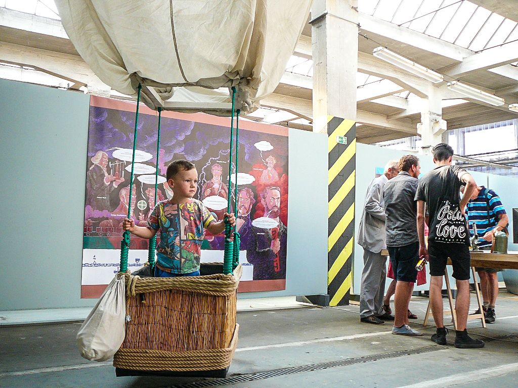 Hravá expozice, v níž děti i dospělí nastoupí do stroje času a cestují historií, je nově otevřena v DEPO2015. Zábavná interaktivní výstava na motivy knihy Historie Evropy přesune návštěvníky do několika epoch, díky kostýmům, prostředí a aktivitám mohou prožít příběhy malých lovců, princezen, řemeslníků, mnichů, vědátorů, disidentů a podobně. Expozice, jež se do Plzně přesouvá ze Sladovny Písek, potrvá do 9. října. (foto: E. Barborková, 14.8.2015)