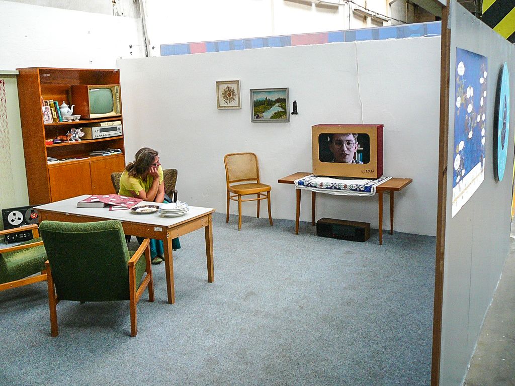 Hravá expozice, v níž děti i dospělí nastoupí do stroje času a cestují historií, je nově otevřena v DEPO2015. Zábavná interaktivní výstava na motivy knihy Historie Evropy přesune návštěvníky do několika epoch, díky kostýmům, prostředí a aktivitám mohou prožít příběhy malých lovců, princezen, řemeslníků, mnichů, vědátorů, disidentů a podobně. Expozice, jež se do Plzně přesouvá ze Sladovny Písek, potrvá do 9. října. (foto: E. Barborková, 14.8.2015)