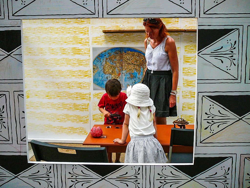 Hravá expozice, v níž děti i dospělí nastoupí do stroje času a cestují historií, je nově otevřena v DEPO2015. Zábavná interaktivní výstava na motivy knihy Historie Evropy přesune návštěvníky do několika epoch, díky kostýmům, prostředí a aktivitám mohou prožít příběhy malých lovců, princezen, řemeslníků, mnichů, vědátorů, disidentů a podobně. Expozice, jež se do Plzně přesouvá ze Sladovny Písek, potrvá do 9. října. (foto: E. Barborková, 14.8.2015)