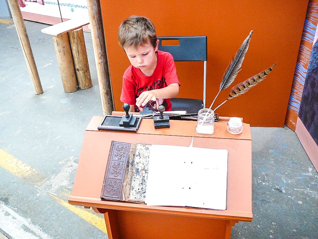 Hravá expozice, v níž děti i dospělí nastoupí do stroje času a cestují historií, je nově otevřena v DEPO2015. Zábavná interaktivní výstava na motivy knihy Historie Evropy přesune návštěvníky do několika epoch, díky kostýmům, prostředí a aktivitám mohou prožít příběhy malých lovců, princezen, řemeslníků, mnichů, vědátorů, disidentů a podobně. Expozice, jež se do Plzně přesouvá ze Sladovny Písek, potrvá do 9. října. (foto: E. Barborková, 14.8.2015)