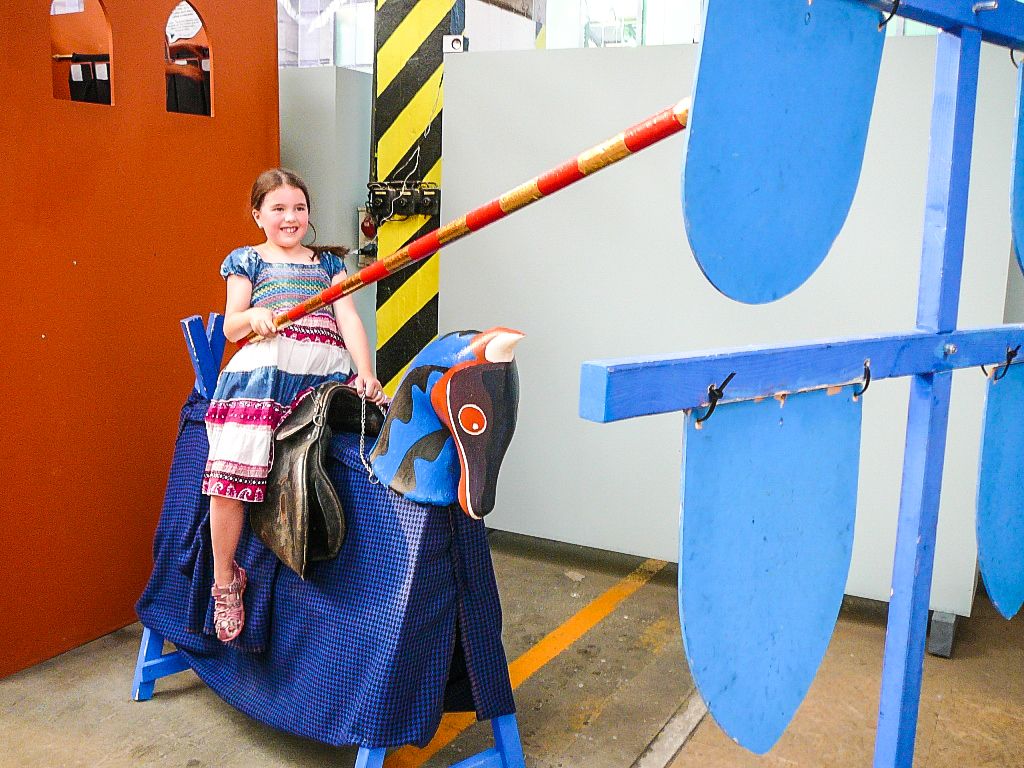 Hravá expozice, v níž děti i dospělí nastoupí do stroje času a cestují historií, je nově otevřena v DEPO2015. Zábavná interaktivní výstava na motivy knihy Historie Evropy přesune návštěvníky do několika epoch, díky kostýmům, prostředí a aktivitám mohou prožít příběhy malých lovců, princezen, řemeslníků, mnichů, vědátorů, disidentů a podobně. Expozice, jež se do Plzně přesouvá ze Sladovny Písek, potrvá do 9. října. (foto: E. Barborková, 14.8.2015)