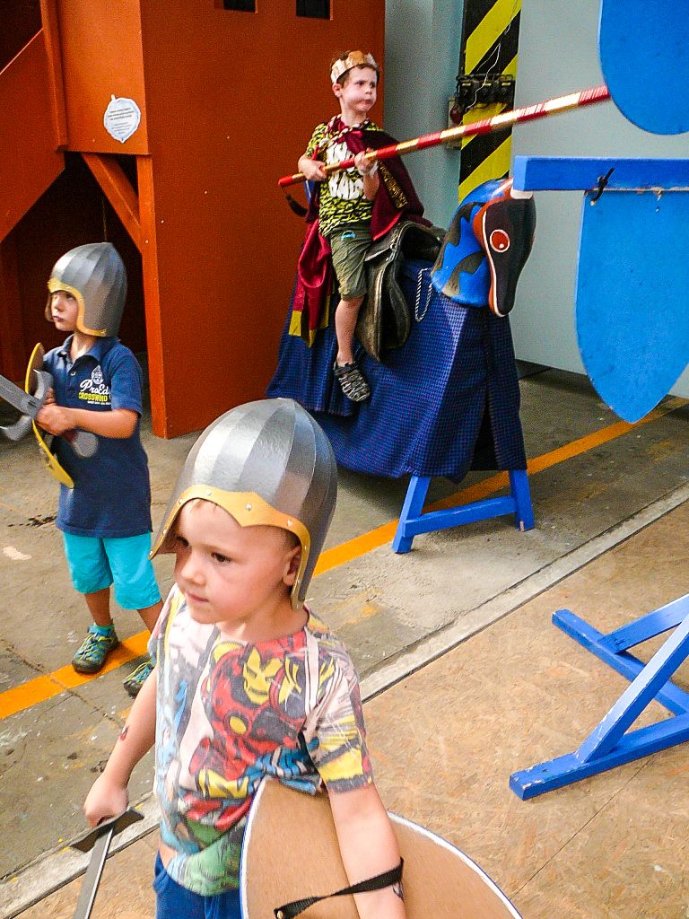 Hravá expozice, v níž děti i dospělí nastoupí do stroje času a cestují historií, je nově otevřena v DEPO2015. Zábavná interaktivní výstava na motivy knihy Historie Evropy přesune návštěvníky do několika epoch, díky kostýmům, prostředí a aktivitám mohou prožít příběhy malých lovců, princezen, řemeslníků, mnichů, vědátorů, disidentů a podobně. Expozice, jež se do Plzně přesouvá ze Sladovny Písek, potrvá do 9. října. (foto: E. Barborková, 14.8.2015)