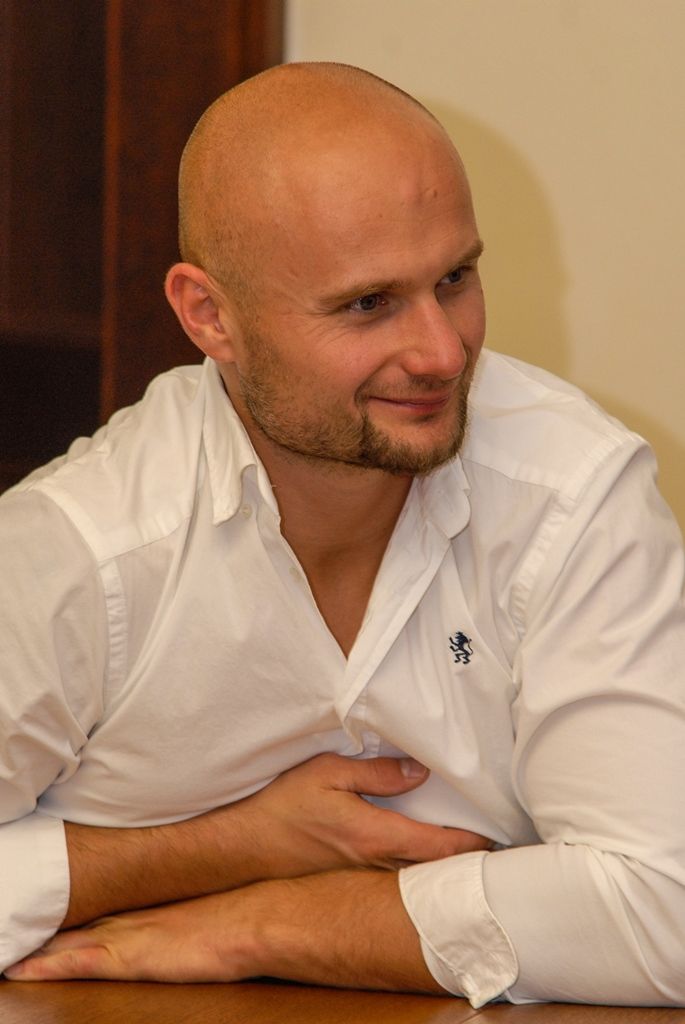 Radní pro oblast podpory podnikání a sportu Michal Dvořák dnes (19.8.2015) pokračoval v osobním poděkování mladým sportovcům, kteří na Hrách VII. letní olympiády dětí a mládeže České republiky získali cenné medaile a pro pořádající Plzeňský kraj body do celkového hodnocení krajů. Tentokrát na radnici přivítal čtyři mladé plavce z klubu Slávia VŠ Plzeň včetně trenéra Patrika Davídka.
