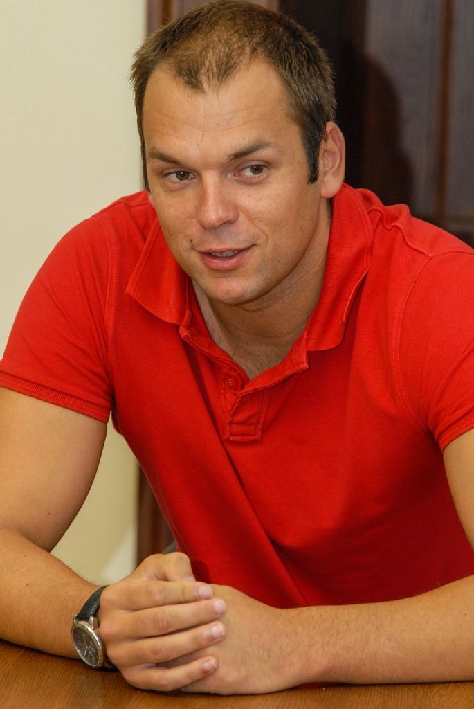 Radní pro oblast podpory podnikání a sportu Michal Dvořák dnes (19.8.2015) pokračoval v osobním poděkování mladým sportovcům, kteří na Hrách VII. letní olympiády dětí a mládeže České republiky získali cenné medaile a pro pořádající Plzeňský kraj body do celkového hodnocení krajů. Tentokrát na radnici přivítal čtyři mladé plavce z klubu Slávia VŠ Plzeň včetně trenéra Patrika Davídka.