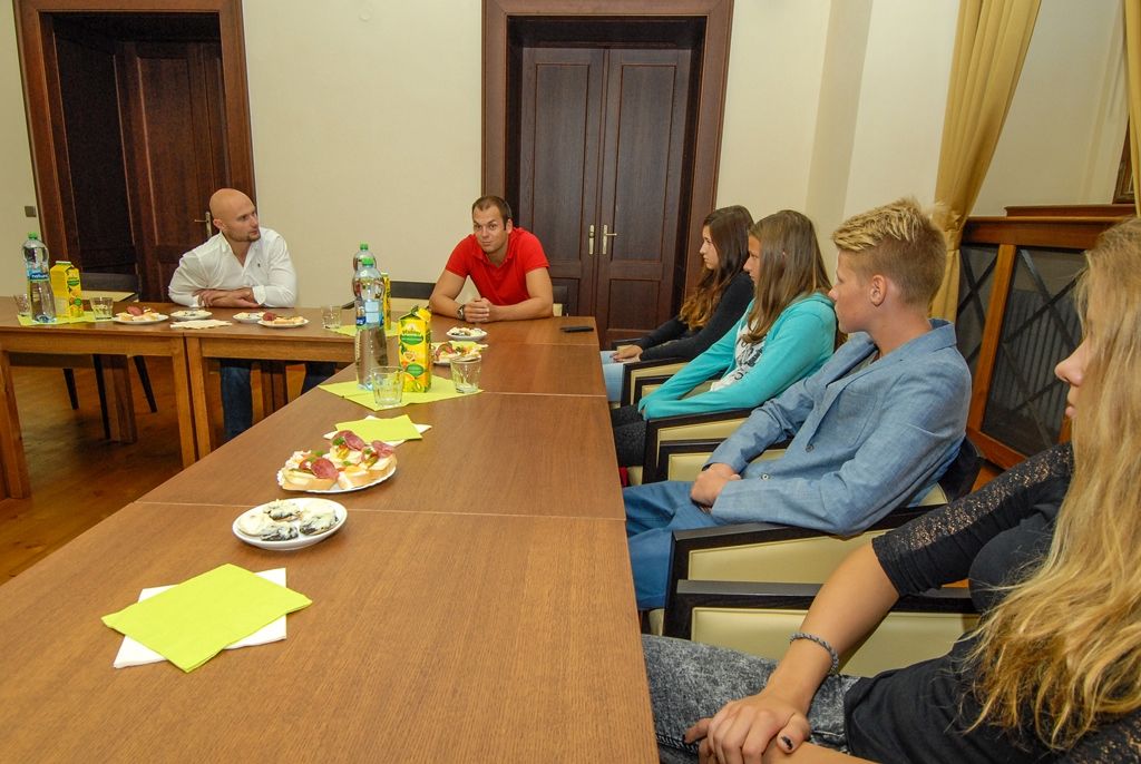 Radní pro oblast podpory podnikání a sportu Michal Dvořák dnes (19.8.2015) pokračoval v osobním poděkování mladým sportovcům, kteří na Hrách VII. letní olympiády dětí a mládeže České republiky získali cenné medaile a pro pořádající Plzeňský kraj body do celkového hodnocení krajů. Tentokrát na radnici přivítal čtyři mladé plavce z klubu Slávia VŠ Plzeň včetně trenéra Patrika Davídka.