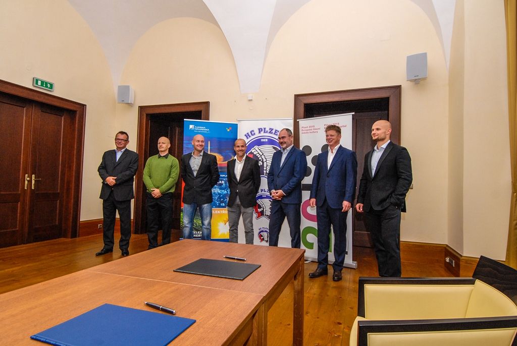 Městská společnost Plzeňská teplárenská bude i v nadcházející extraligové sezoně generálním sponzorem plzeňské hokejové mládeže. Plzeňský hokejový klub tak může dál vychovávat budoucí hokejové reprezentanty, jakými jsou nyní například Jakub Jeřábek, Jakub Lev, Jan Schleiss nebo Dominik Kubalík. Za oba subjekty dnes (20.8.2015) podepsali společnou smlouvu na radnici předseda představenstva a generální ředitel Plzeňské teplárenské Tomáš Drápela a generální manažer HC Škoda Plzeň Martin Straka.