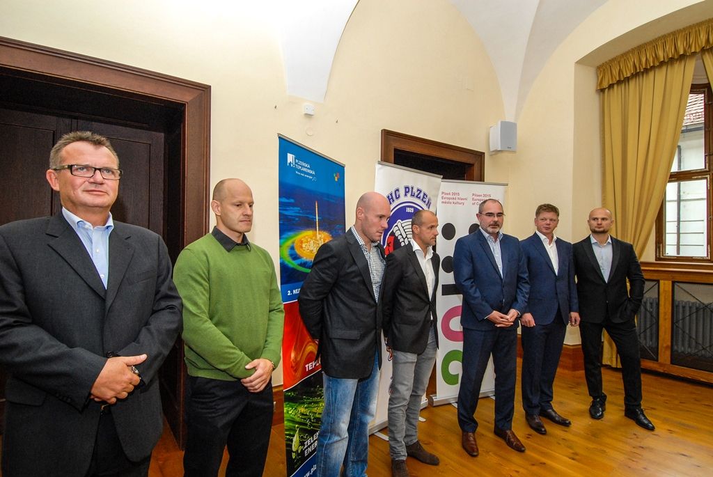 Městská společnost Plzeňská teplárenská bude i v nadcházející extraligové sezoně generálním sponzorem plzeňské hokejové mládeže. Plzeňský hokejový klub tak může dál vychovávat budoucí hokejové reprezentanty, jakými jsou nyní například Jakub Jeřábek, Jakub Lev, Jan Schleiss nebo Dominik Kubalík. Za oba subjekty dnes (20.8.2015) podepsali společnou smlouvu na radnici předseda představenstva a generální ředitel Plzeňské teplárenské Tomáš Drápela a generální manažer HC Škoda Plzeň Martin Straka.