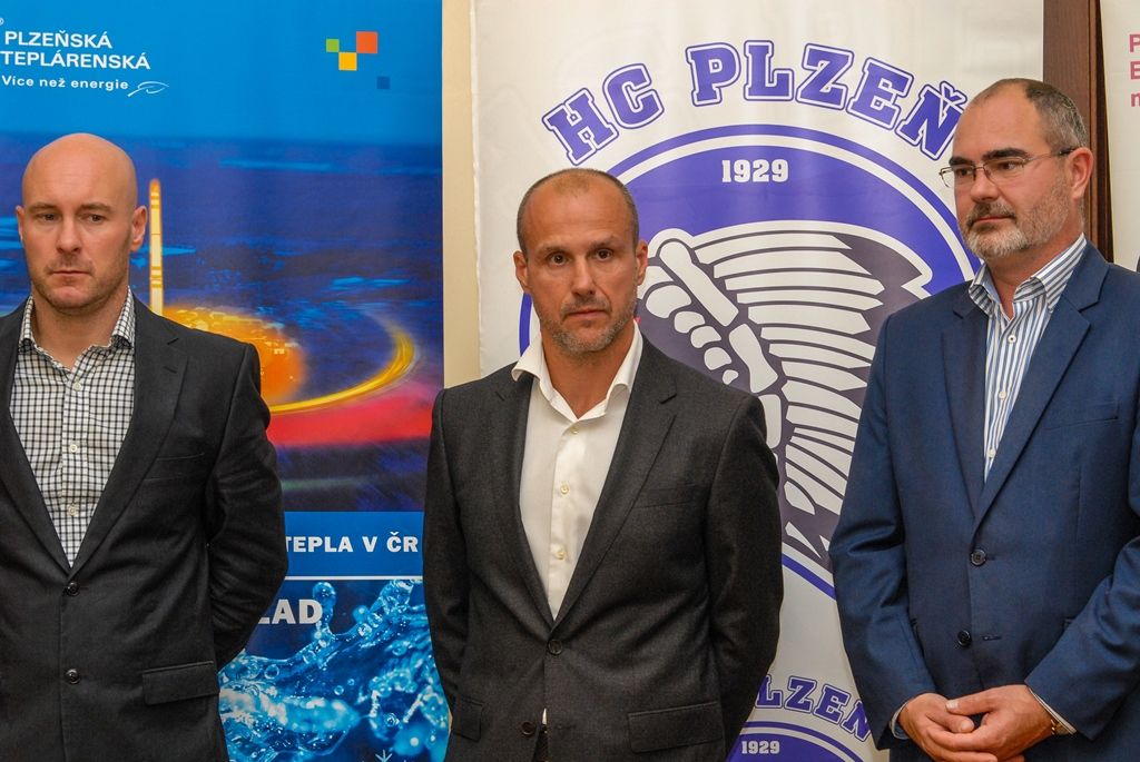 Městská společnost Plzeňská teplárenská bude i v nadcházející extraligové sezoně generálním sponzorem plzeňské hokejové mládeže. Plzeňský hokejový klub tak může dál vychovávat budoucí hokejové reprezentanty, jakými jsou nyní například Jakub Jeřábek, Jakub Lev, Jan Schleiss nebo Dominik Kubalík. Za oba subjekty dnes (20.8.2015) podepsali společnou smlouvu na radnici předseda představenstva a generální ředitel Plzeňské teplárenské Tomáš Drápela a generální manažer HC Škoda Plzeň Martin Straka.