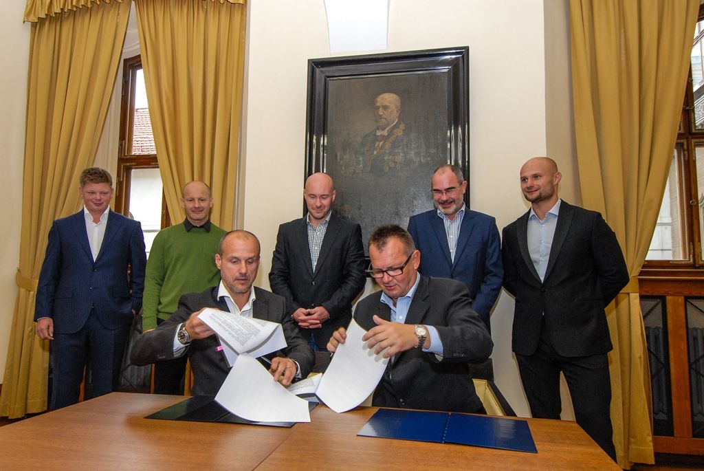 Městská společnost Plzeňská teplárenská bude i v nadcházející extraligové sezoně generálním sponzorem plzeňské hokejové mládeže. Plzeňský hokejový klub tak může dál vychovávat budoucí hokejové reprezentanty, jakými jsou nyní například Jakub Jeřábek, Jakub Lev, Jan Schleiss nebo Dominik Kubalík. Za oba subjekty dnes (20.8.2015) podepsali společnou smlouvu na radnici předseda představenstva a generální ředitel Plzeňské teplárenské Tomáš Drápela a generální manažer HC Škoda Plzeň Martin Straka.