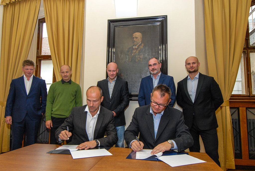 Městská společnost Plzeňská teplárenská bude i v nadcházející extraligové sezoně generálním sponzorem plzeňské hokejové mládeže. Plzeňský hokejový klub tak může dál vychovávat budoucí hokejové reprezentanty, jakými jsou nyní například Jakub Jeřábek, Jakub Lev, Jan Schleiss nebo Dominik Kubalík. Za oba subjekty dnes (20.8.2015) podepsali společnou smlouvu na radnici předseda představenstva a generální ředitel Plzeňské teplárenské Tomáš Drápela a generální manažer HC Škoda Plzeň Martin Straka.