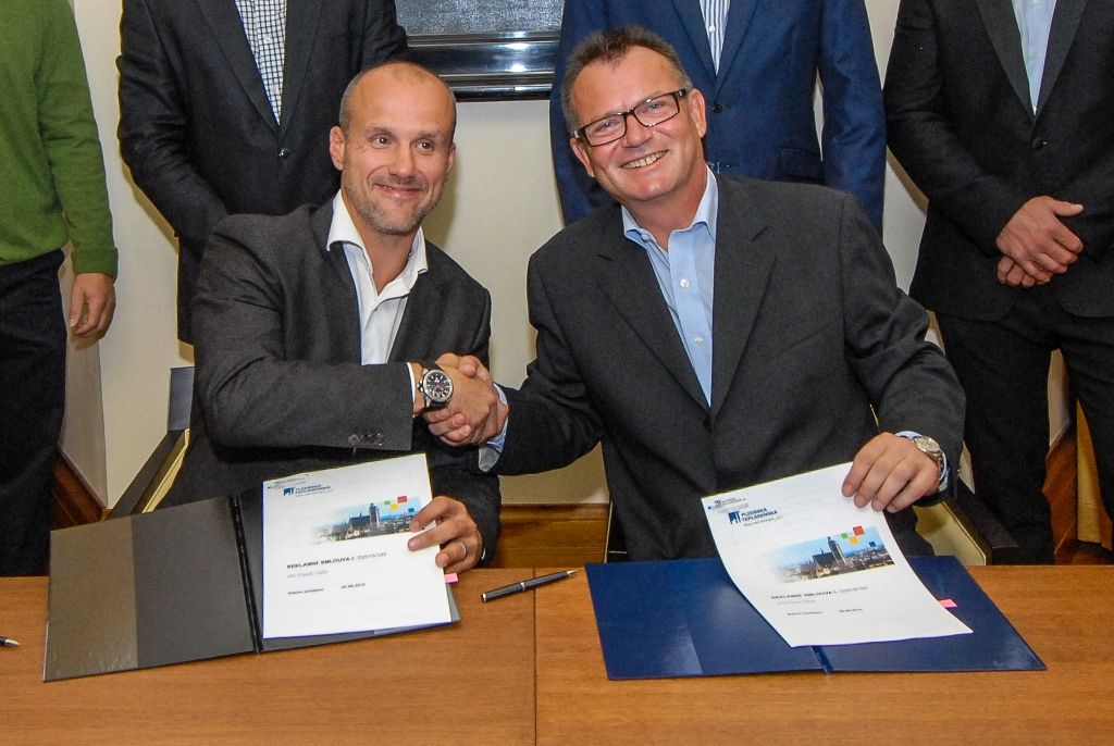 Podpis smlouvy mezi HC Plzeň a Plzeňskou teplárenskou