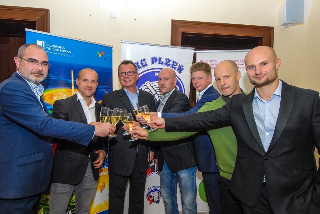 Městská společnost Plzeňská teplárenská bude i v nadcházející extraligové sezoně generálním sponzorem plzeňské hokejové mládeže. Plzeňský hokejový klub tak může dál vychovávat budoucí hokejové reprezentanty, jakými jsou nyní například Jakub Jeřábek, Jakub Lev, Jan Schleiss nebo Dominik Kubalík. Za oba subjekty dnes (20.8.2015) podepsali společnou smlouvu na radnici předseda představenstva a generální ředitel Plzeňské teplárenské Tomáš Drápela a generální manažer HC Škoda Plzeň Martin Straka.