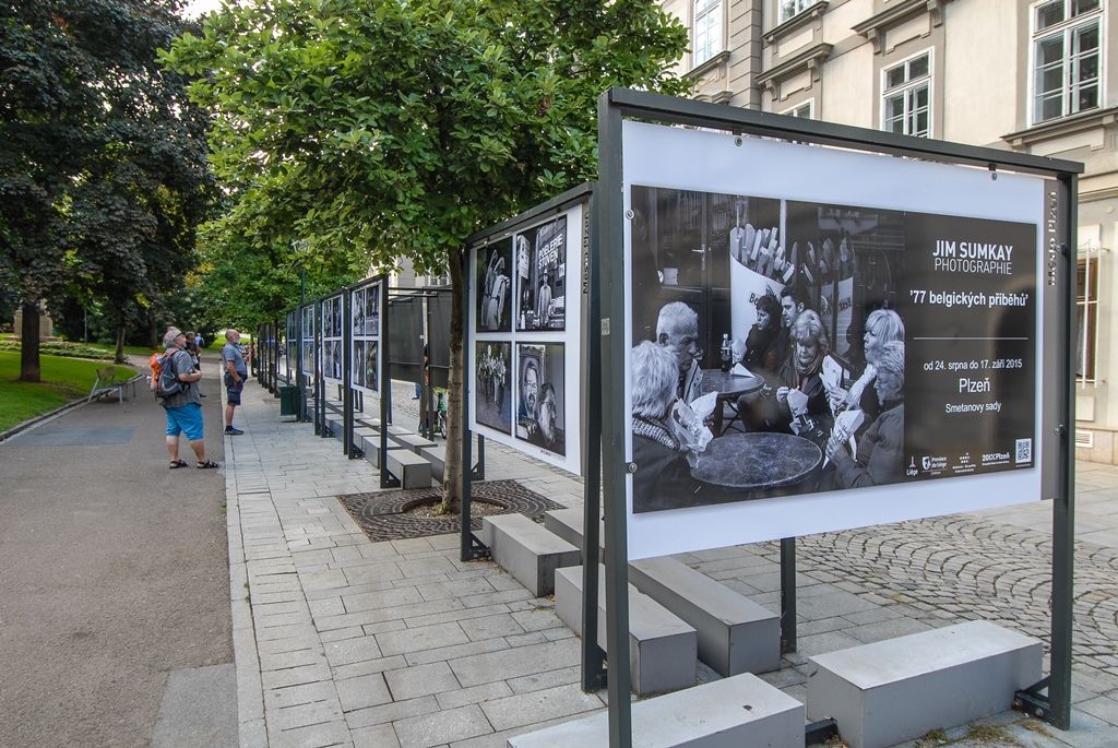 Výstava velkoformátových černobílých fotografií s názvem „77 belgických příběhů“ nabízí od pondělí Plzeňanům pohled na každodenní život v Belgii, ve Vlámském i Valonském regionu. Belgičan Jim Sumkay svým fotografickým projektem nazvaným No comment dokumentuje život a lidskou společnost z jakéhokoli místa, kde se právě pohybuje, a to bez ohledu na okolnosti. Každý den už deset let bez jediné přestávky zachycuje lidi a svět. (foto: 24.8.2015)