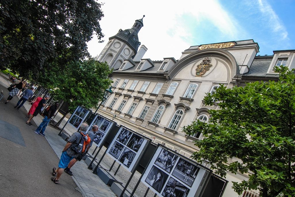 Výstava velkoformátových černobílých fotografií s názvem „77 belgických příběhů“ nabízí od pondělí Plzeňanům pohled na každodenní život v Belgii, ve Vlámském i Valonském regionu. Belgičan Jim Sumkay svým fotografickým projektem nazvaným No comment dokumentuje život a lidskou společnost z jakéhokoli místa, kde se právě pohybuje, a to bez ohledu na okolnosti. Každý den už deset let bez jediné přestávky zachycuje lidi a svět. (foto: 24.8.2015)