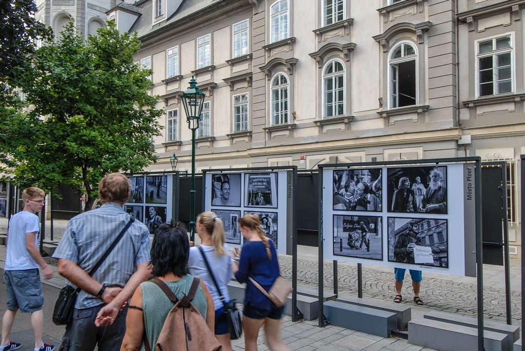 Výstava velkoformátových černobílých fotografií s názvem „77 belgických příběhů“ nabízí od pondělí Plzeňanům pohled na každodenní život v Belgii, ve Vlámském i Valonském regionu. Belgičan Jim Sumkay svým fotografickým projektem nazvaným No comment dokumentuje život a lidskou společnost z jakéhokoli místa, kde se právě pohybuje, a to bez ohledu na okolnosti. Každý den už deset let bez jediné přestávky zachycuje lidi a svět. (foto: 24.8.2015)