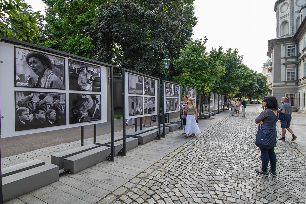 Výstava velkoformátových černobílých fotografií s názvem „77 belgických příběhů“ nabízí od pondělí Plzeňanům pohled na každodenní život v Belgii, ve Vlámském i Valonském regionu. Belgičan Jim Sumkay svým fotografickým projektem nazvaným No comment dokumentuje život a lidskou společnost z jakéhokoli místa, kde se právě pohybuje, a to bez ohledu na okolnosti. Každý den už deset let bez jediné přestávky zachycuje lidi a svět. (foto: 24.8.2015)