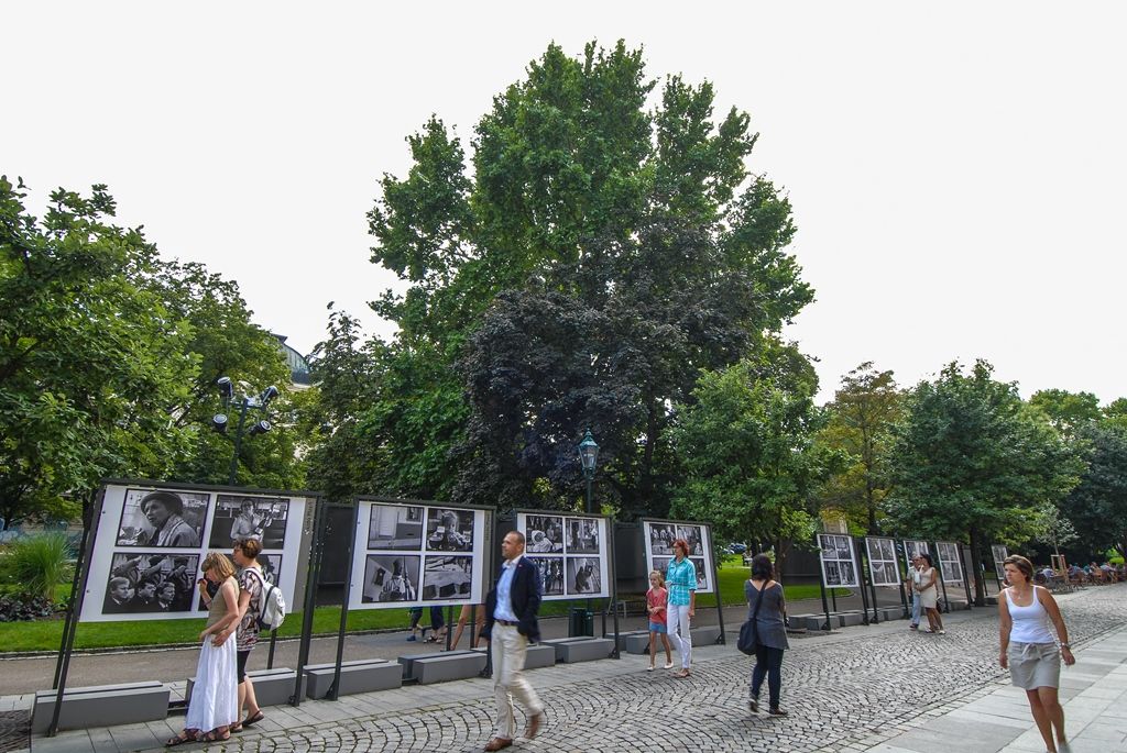 Výstava velkoformátových černobílých fotografií s názvem „77 belgických příběhů“ nabízí od pondělí Plzeňanům pohled na každodenní život v Belgii, ve Vlámském i Valonském regionu. Belgičan Jim Sumkay svým fotografickým projektem nazvaným No comment dokumentuje život a lidskou společnost z jakéhokoli místa, kde se právě pohybuje, a to bez ohledu na okolnosti. Každý den už deset let bez jediné přestávky zachycuje lidi a svět. (foto: 24.8.2015)