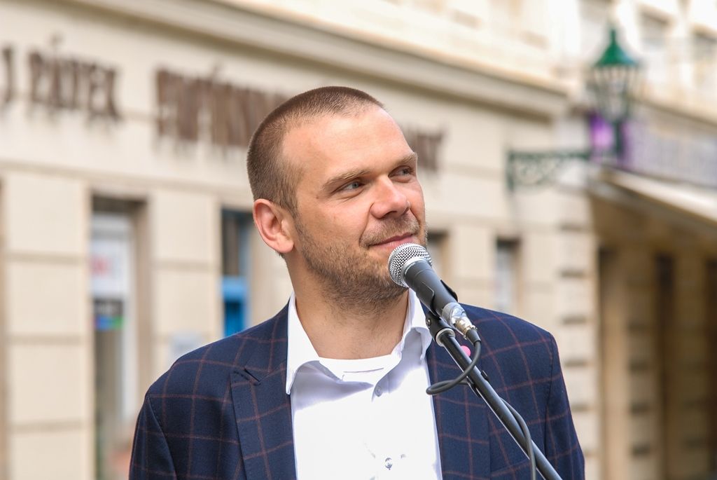 Výstava velkoformátových černobílých fotografií s názvem „77 belgických příběhů“ nabízí od pondělí Plzeňanům pohled na každodenní život v Belgii, ve Vlámském i Valonském regionu. Belgičan Jim Sumkay svým fotografickým projektem nazvaným No comment dokumentuje život a lidskou společnost z jakéhokoli místa, kde se právě pohybuje, a to bez ohledu na okolnosti. Každý den už deset let bez jediné přestávky zachycuje lidi a svět. (foto: 24.8.2015)