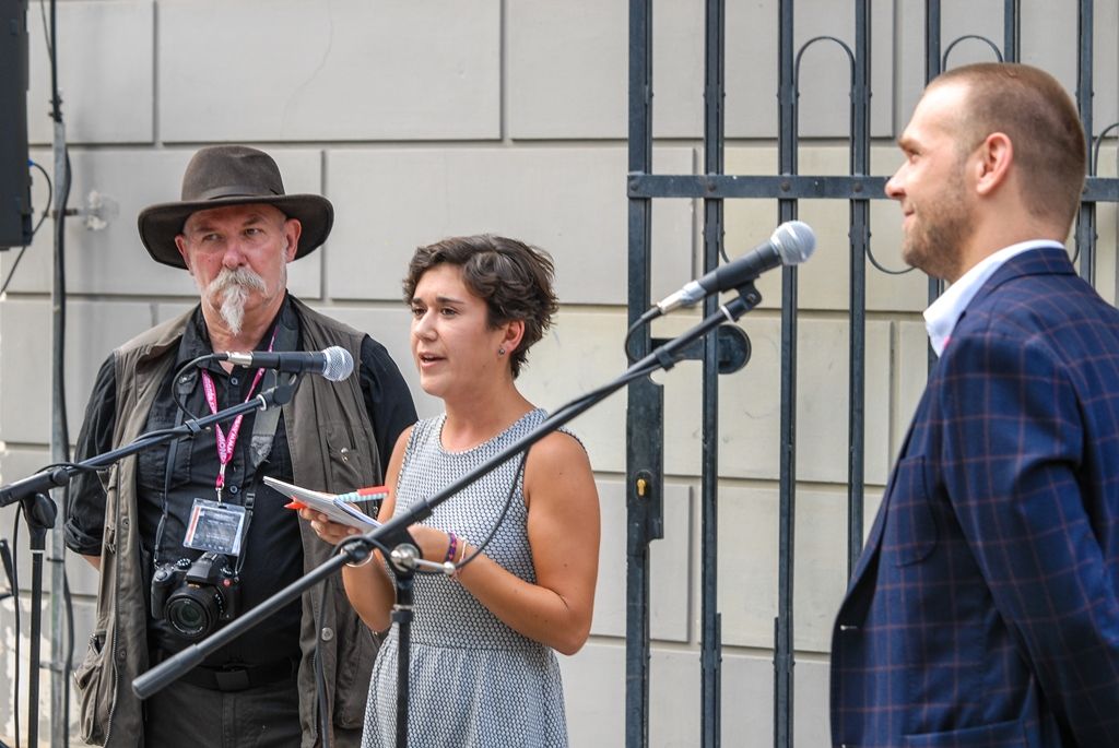 Výstava velkoformátových černobílých fotografií s názvem „77 belgických příběhů“ nabízí od pondělí Plzeňanům pohled na každodenní život v Belgii, ve Vlámském i Valonském regionu. Belgičan Jim Sumkay svým fotografickým projektem nazvaným No comment dokumentuje život a lidskou společnost z jakéhokoli místa, kde se právě pohybuje, a to bez ohledu na okolnosti. Každý den už deset let bez jediné přestávky zachycuje lidi a svět. (foto: 24.8.2015)