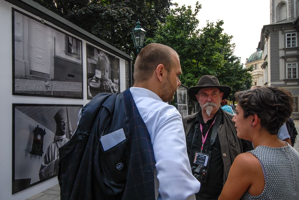 Výstava velkoformátových černobílých fotografií s názvem „77 belgických příběhů“ nabízí od pondělí Plzeňanům pohled na každodenní život v Belgii, ve Vlámském i Valonském regionu. Belgičan Jim Sumkay svým fotografickým projektem nazvaným No comment dokumentuje život a lidskou společnost z jakéhokoli místa, kde se právě pohybuje, a to bez ohledu na okolnosti. Každý den už deset let bez jediné přestávky zachycuje lidi a svět. (foto: 24.8.2015)