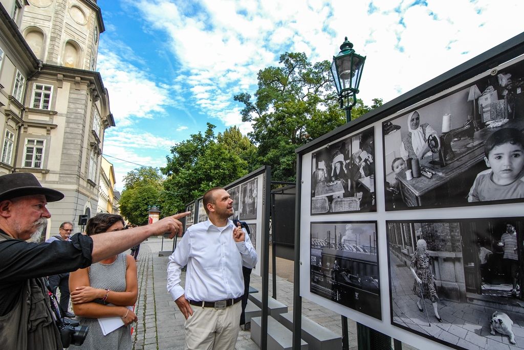 Výstava velkoformátových černobílých fotografií s názvem „77 belgických příběhů“ nabízí od pondělí Plzeňanům pohled na každodenní život v Belgii, ve Vlámském i Valonském regionu. Belgičan Jim Sumkay svým fotografickým projektem nazvaným No comment dokumentuje život a lidskou společnost z jakéhokoli místa, kde se právě pohybuje, a to bez ohledu na okolnosti. Každý den už deset let bez jediné přestávky zachycuje lidi a svět. (foto: 24.8.2015)