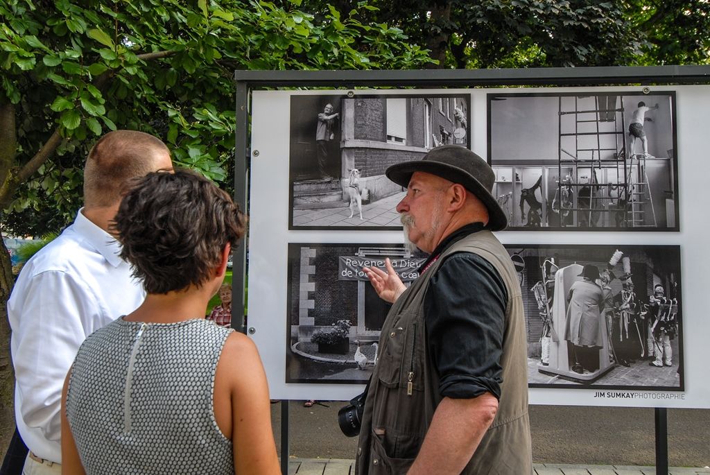 Výstava velkoformátových černobílých fotografií s názvem „77 belgických příběhů“ nabízí od pondělí Plzeňanům pohled na každodenní život v Belgii, ve Vlámském i Valonském regionu. Belgičan Jim Sumkay svým fotografickým projektem nazvaným No comment dokumentuje život a lidskou společnost z jakéhokoli místa, kde se právě pohybuje, a to bez ohledu na okolnosti. Každý den už deset let bez jediné přestávky zachycuje lidi a svět. (foto: 24.8.2015)