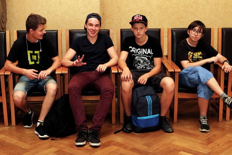 Odbourávání jazykových bariér i zlepšování znalostí a dovedností v cizím jazyce, to se naučily děti z plzeňsko-regensburského tábora. V rámci svého pobytu v rekreačním středisku nedaleko Plzně navštívily ke konci svého programu i plzeňskou radnici. Přivítala je zde náměstkyně primátora Eva Herinková, která jim popřála hezký pobyt v západočeské metropoli i mnoho úspěchů v učení cizího jazyka. (foto: I. Štefko, 28.8.2015)