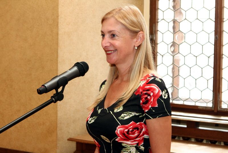 Odbourávání jazykových bariér i zlepšování znalostí a dovedností v cizím jazyce, to se naučily děti z plzeňsko-regensburského tábora. V rámci svého pobytu v rekreačním středisku nedaleko Plzně navštívily ke konci svého programu i plzeňskou radnici. Přivítala je zde náměstkyně primátora Eva Herinková, která jim popřála hezký pobyt v západočeské metropoli i mnoho úspěchů v učení cizího jazyka. (foto: I. Štefko, 28.8.2015)