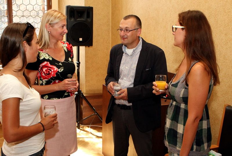 Odbourávání jazykových bariér i zlepšování znalostí a dovedností v cizím jazyce, to se naučily děti z plzeňsko-regensburského tábora. V rámci svého pobytu v rekreačním středisku nedaleko Plzně navštívily ke konci svého programu i plzeňskou radnici. Přivítala je zde náměstkyně primátora Eva Herinková, která jim popřála hezký pobyt v západočeské metropoli i mnoho úspěchů v učení cizího jazyka. (foto: I. Štefko, 28.8.2015)