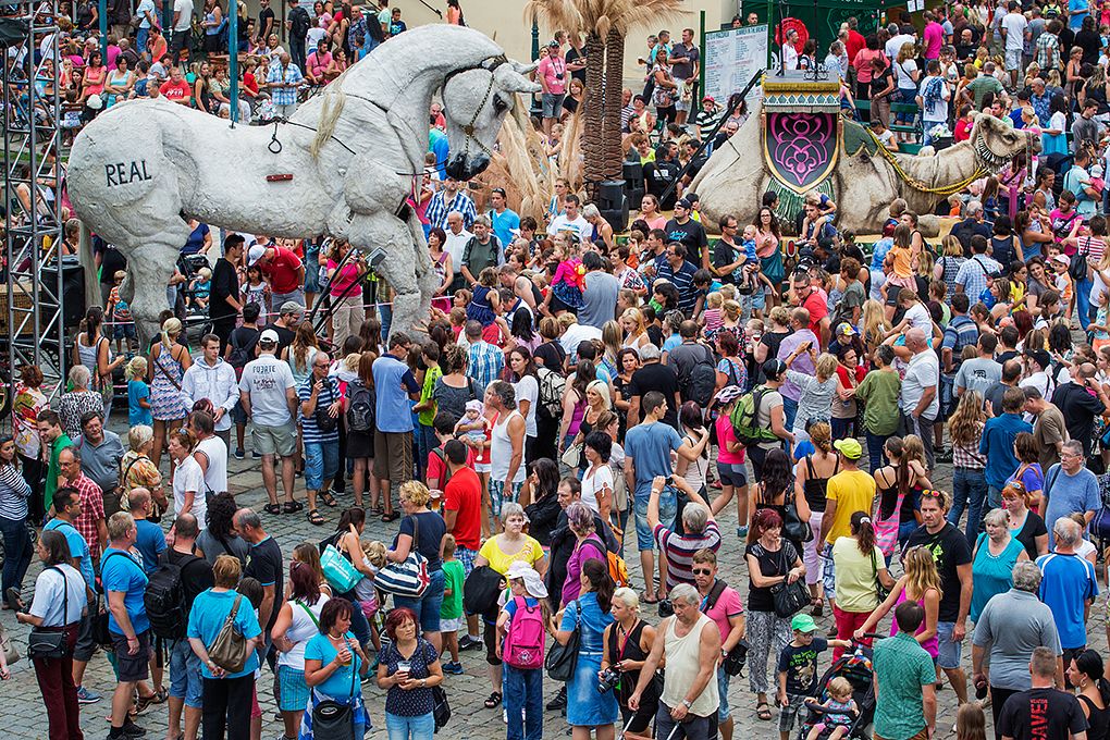 Obří loutky prošly centrem Plzně, od pátku do neděle je vidělo přes 100 tisíc lidí. Organizátoři z Plzeň 2015, kteří španělské marionety nabídli jako součást projektu Plzeň – Evropské hlavní město kultury 2015, označili akci za obrovský úspěch. Nejvíce diváků, a to celkem 45 tisíc, přilákal příběh loutek souboru Carros de Foc v sobotu. (foto: M. Chaloupka, 28.-30.8.2015)