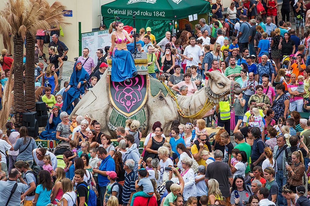 Obří loutky prošly centrem Plzně, od pátku do neděle je vidělo přes 100 tisíc lidí. Organizátoři z Plzeň 2015, kteří španělské marionety nabídli jako součást projektu Plzeň – Evropské hlavní město kultury 2015, označili akci za obrovský úspěch. Nejvíce diváků, a to celkem 45 tisíc, přilákal příběh loutek souboru Carros de Foc v sobotu. (foto: M. Chaloupka, 28.-30.8.2015)