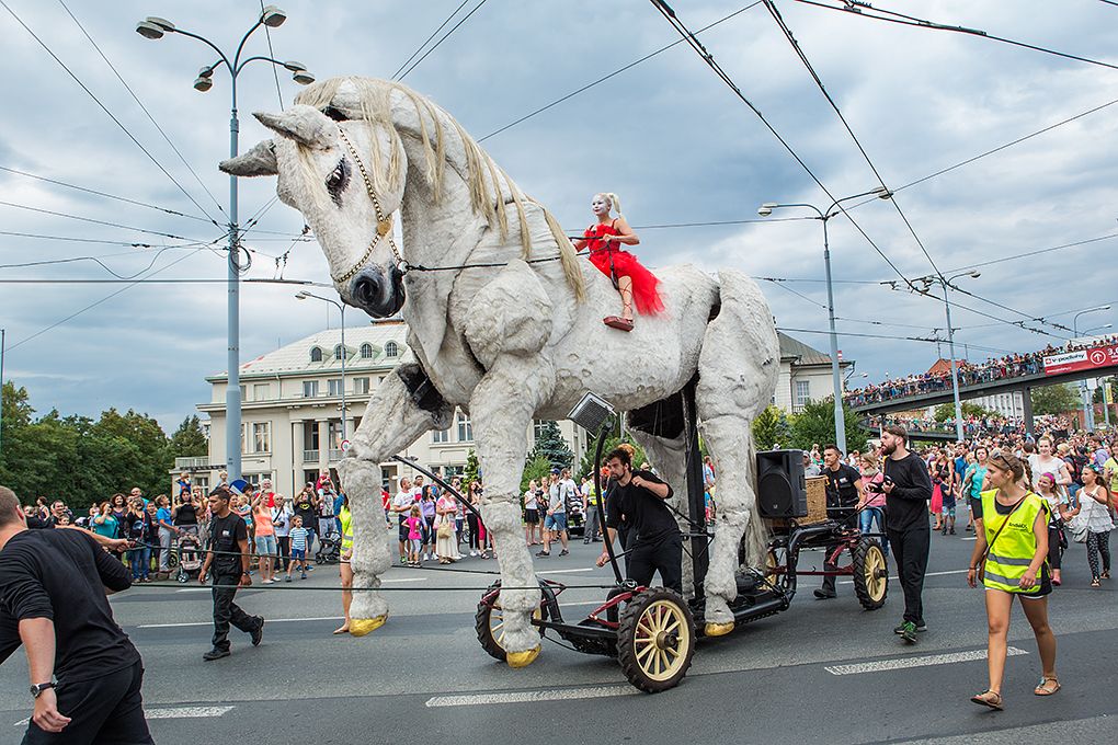 Obří loutky vidělo přes 100 tisíc lidí, akce měla úspěch