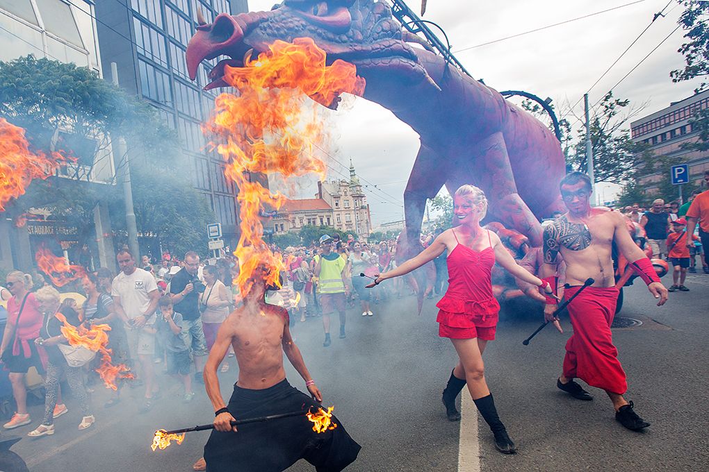 Obří loutky prošly centrem Plzně, od pátku do neděle je vidělo přes 100 tisíc lidí. Organizátoři z Plzeň 2015, kteří španělské marionety nabídli jako součást projektu Plzeň – Evropské hlavní město kultury 2015, označili akci za obrovský úspěch. Nejvíce diváků, a to celkem 45 tisíc, přilákal příběh loutek souboru Carros de Foc v sobotu. (foto: M. Chaloupka, 28.-30.8.2015)